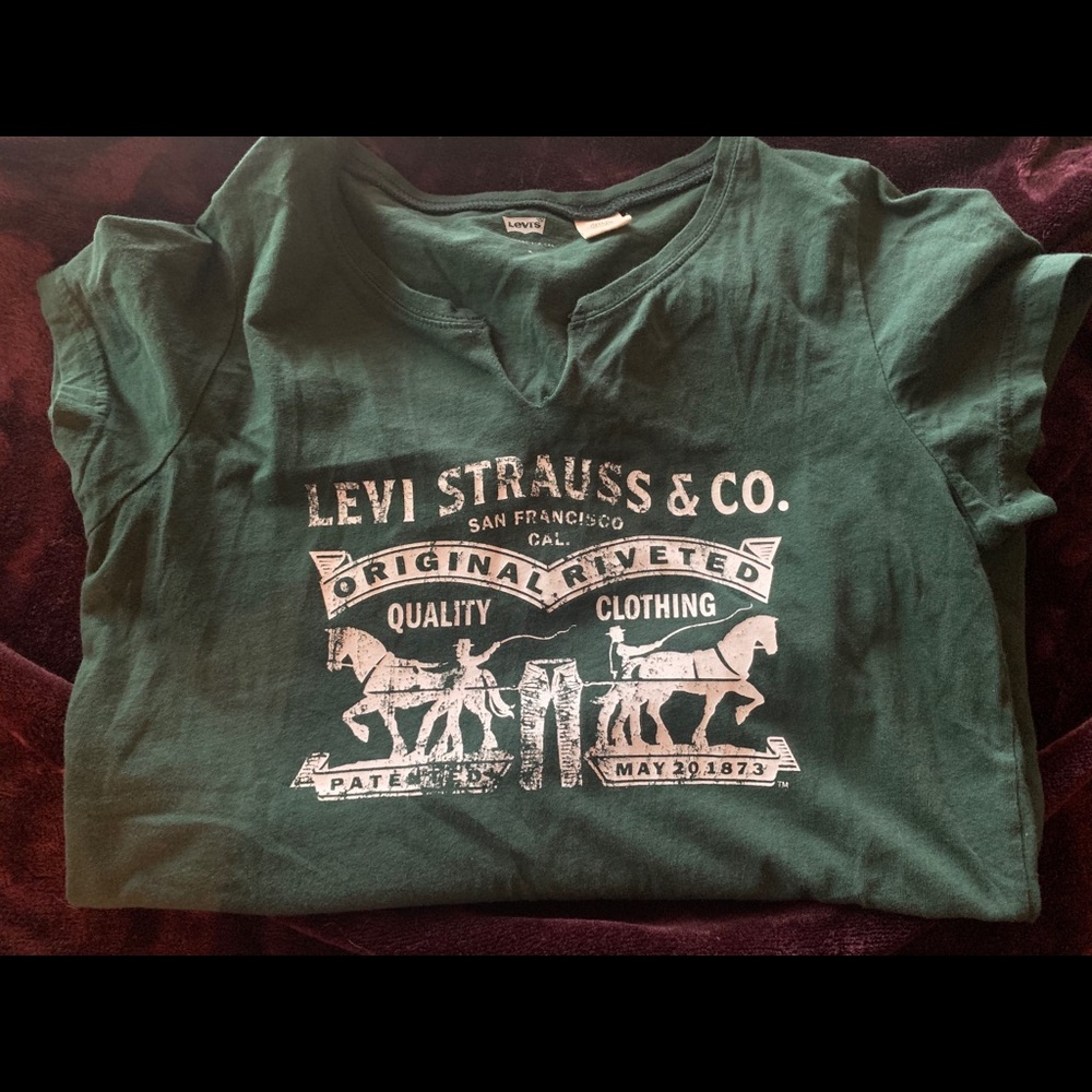 Levi’s tee